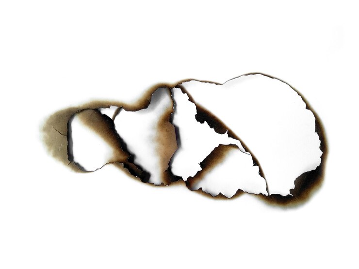 Photo le papier brûle sur fond blanc