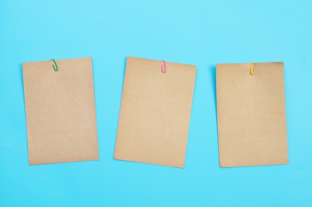 Papier Brun Avec Clip Sur Fond Bleu