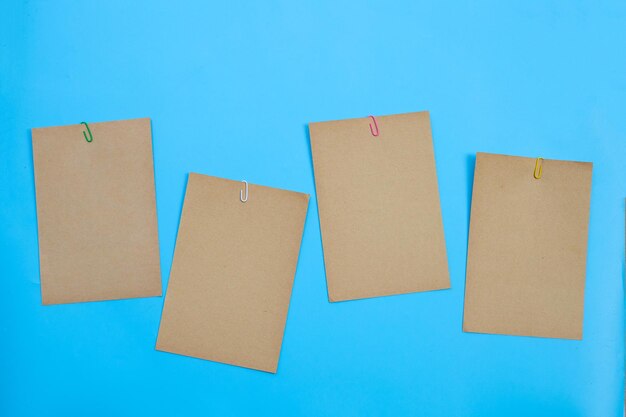 Photo papier brun avec clip sur fond bleu