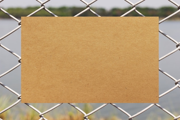 Papier brun sur une clôture en métal