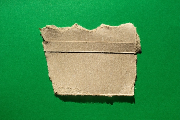 Papier brun déchiré avec une bande de ruban adhésif