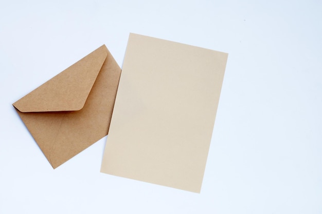 Papier brun et enveloppes sur fond blanc