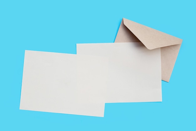 Papier Brun Et Enveloppes Sur Fond Bleu