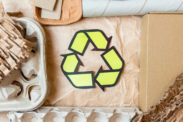 Papier, carton, dessin animé utilisé des déchets avec un signe de recyclage