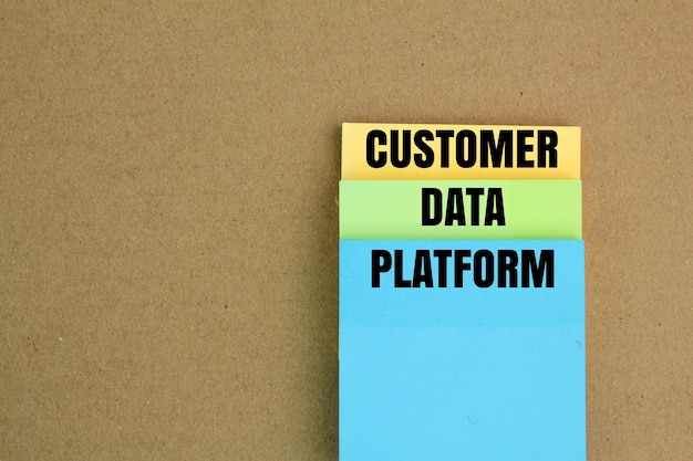 papier de couleur avec le mot Customer Data Platform concept de données client