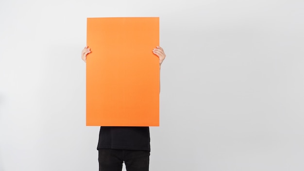 Papier De Couleur Orange Vierge Dans La Main De L'homme Sur Fond Blanc.