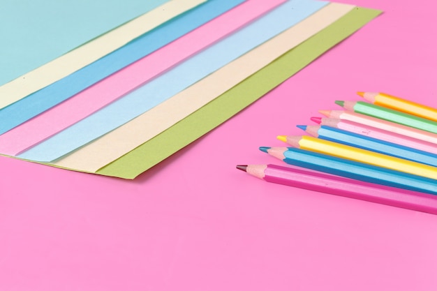 Papier de couleur et stylo sur rose, concept créatif