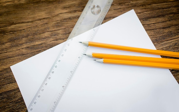 Papier et crayons sur la table en bois libre