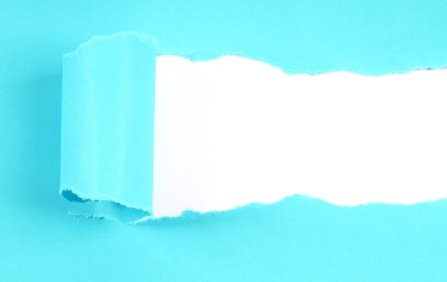 Papier déchiré bleu avec espace de copie