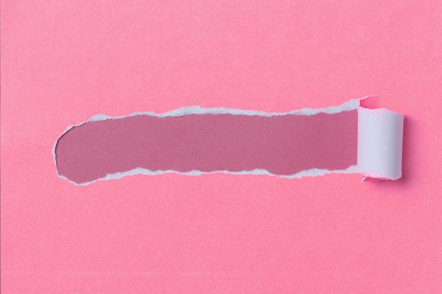 Papier déchiré de couleur pastel rose avec un espace pour le texte.