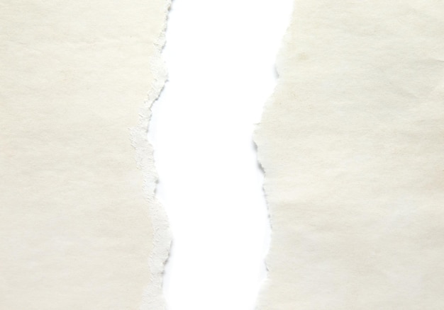Papier déchiré sur fond blanc avec un tracé de détourage