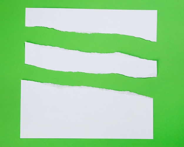 Papier déchiré sur fond vert