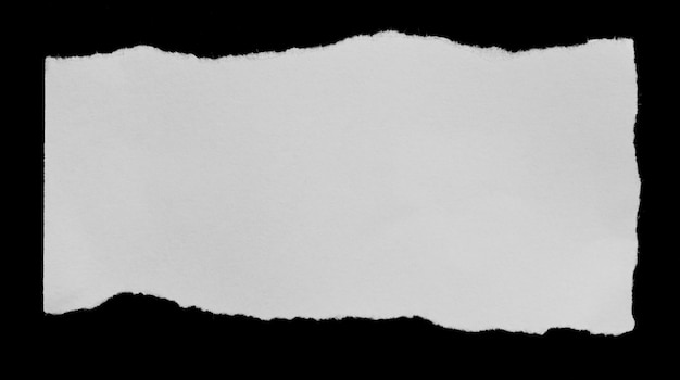 Photo papier déchiré isolé sur fond noir