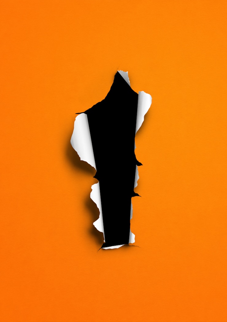 Photo papier déchiré orange avec trou noir