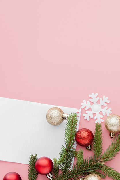 Papier et décoration de Noël sur fond rose avec espace copie