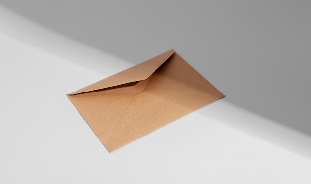 papier d'enveloppe Kraft brun lettre lumière et ombre