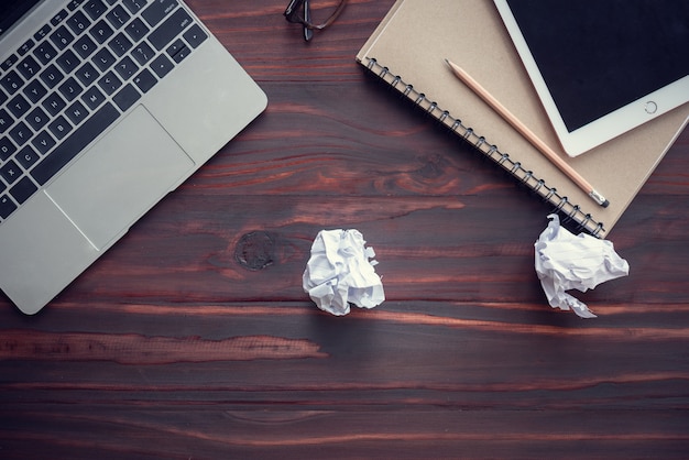 le papier a été froissé sur le bureau, il ne fonctionne pas, beaucoup de stress et d&#39;anxiété