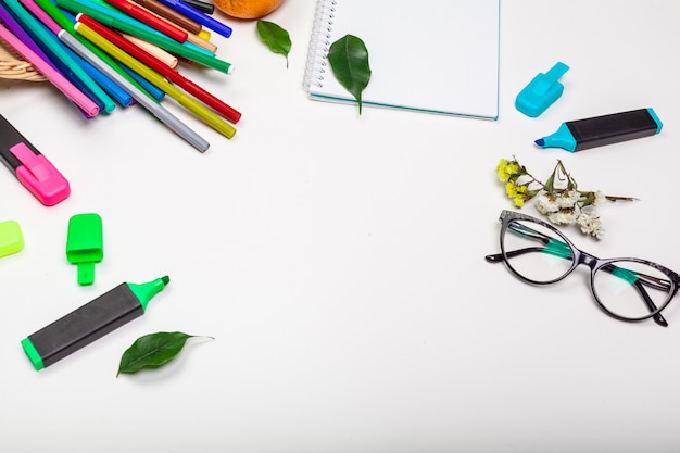 papier et feutres colorés sur la table blanche