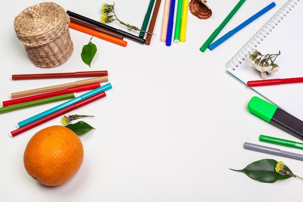 papier et feutres colorés sur la table blanche