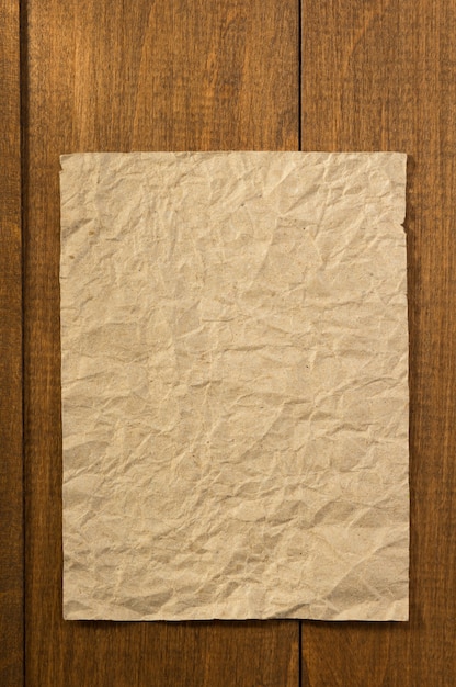 Papier froissé sur fond de bois