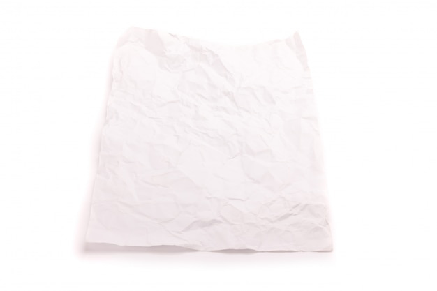 Papier froissé isolé sur fond blanc