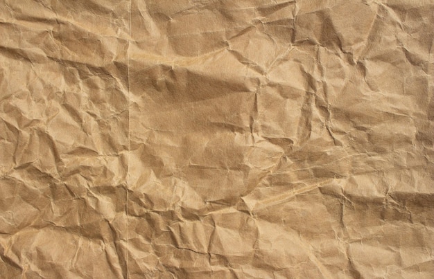 Un papier froissé marron avec une texture rugueuse