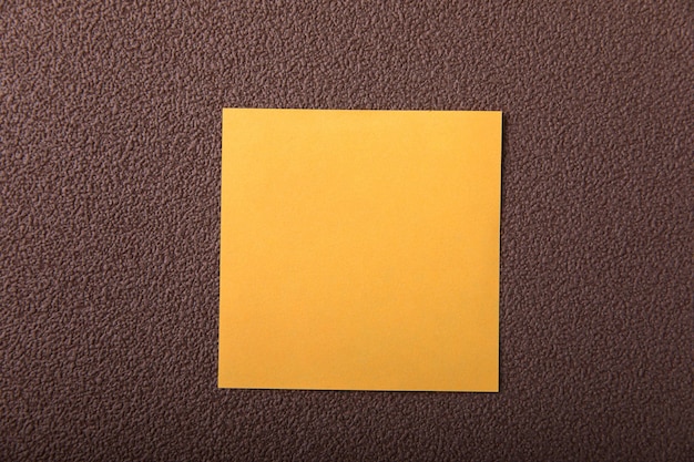 Papier jaune sur fond marron