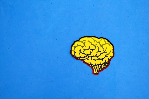 papier jaune forme du cerveau santé mentale soins de neurologie et de psychologie