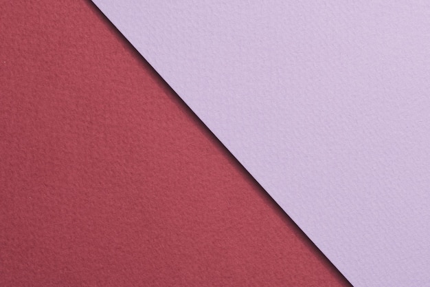 Papier kraft rugueux papier de fond texture lilas rouge bordeaux couleurs maquette avec espace de copie pour le texte