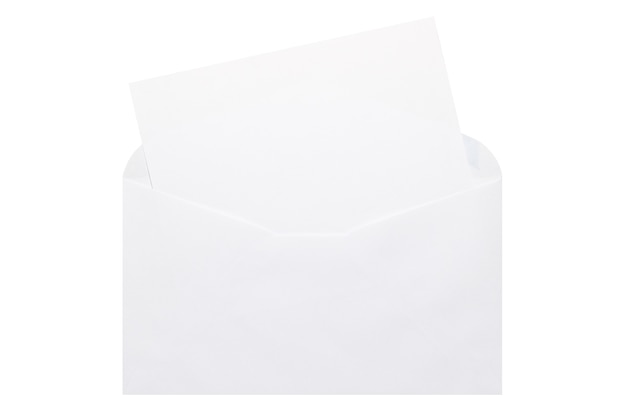 Papier à lettre blanc et enveloppe ouverte blanche isolée sur fond blanc.
