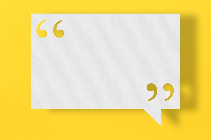 Papier à lettres blanc vide flottant sur fond de papier d'art jaune et avoir un guillemet pour la conception de votre travail
