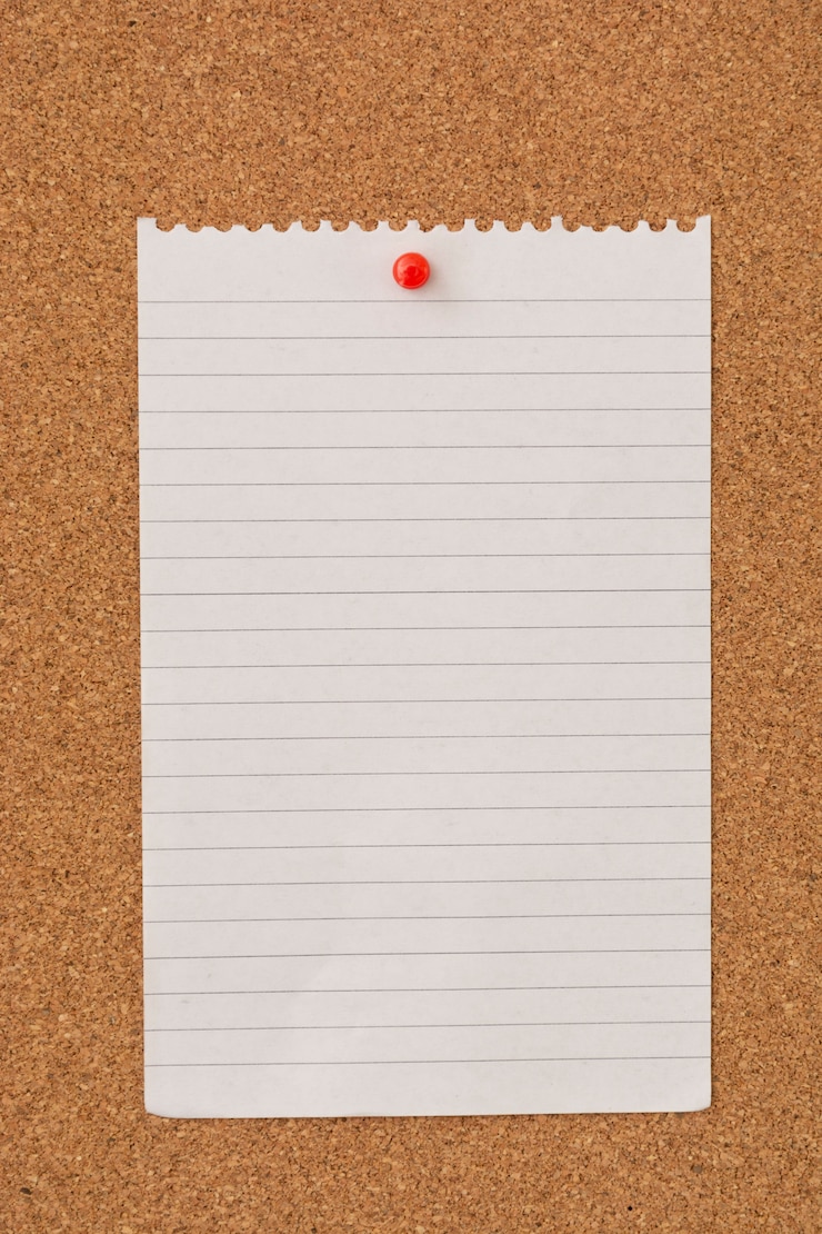 Photo papier à lettres dépouillé avec punaise sur tableau en liège