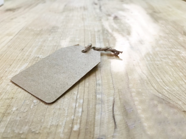 Papier de marron sur table en bois