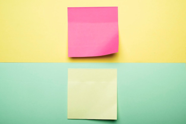 Papier à notes coloré sur un fond coloré
