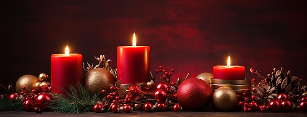 Papier peint de Noël avec des bougies rouges décorées et des lumières de boule de Noël