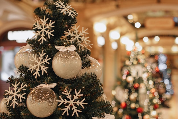 papier peint de vacances arbre de Noël branches vertes décorées de flocons de neige blancs et neigeux