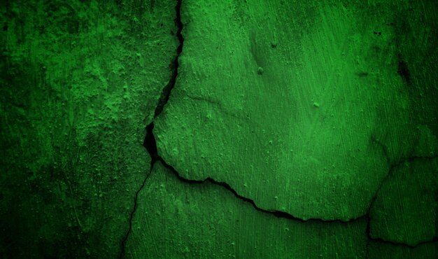 Papier peint vert avec un mur en béton fissuré et un fond vert