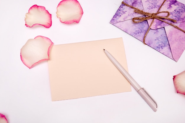 Papier avec pétales de roses roses.