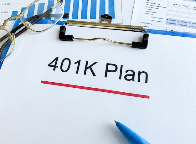 Papier avec plan 401k sur table en bois