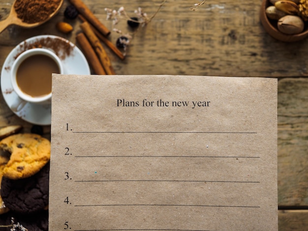 papier avec des plans pour la nouvelle année sur une table