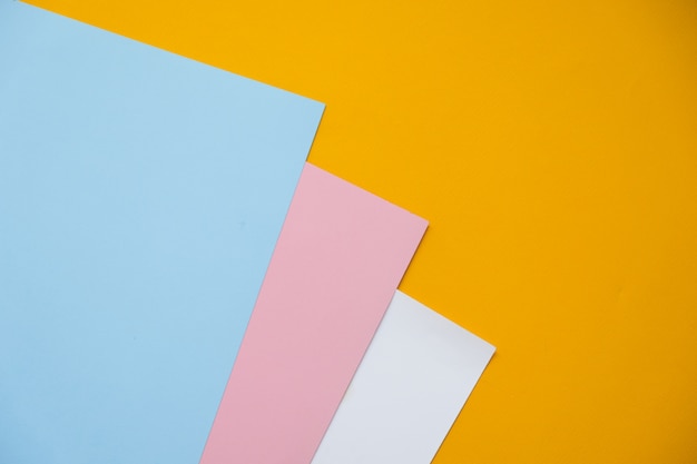 Papier plat de couleur géométrique bleu, jaune et rose