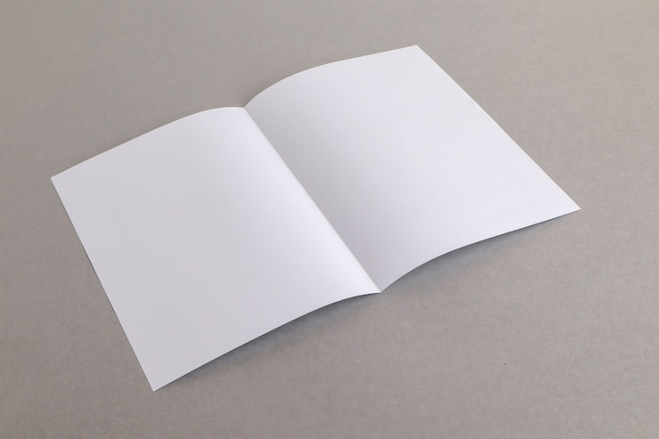 Photo papier plié modèle blanc sur fond gris concept bussnese