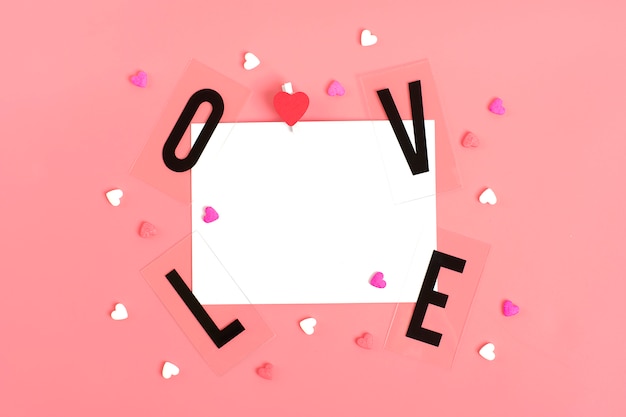 papier pour le message, mot amour des lettres noires, bonbons en forme de coeurs Joyeux Saint Valentin