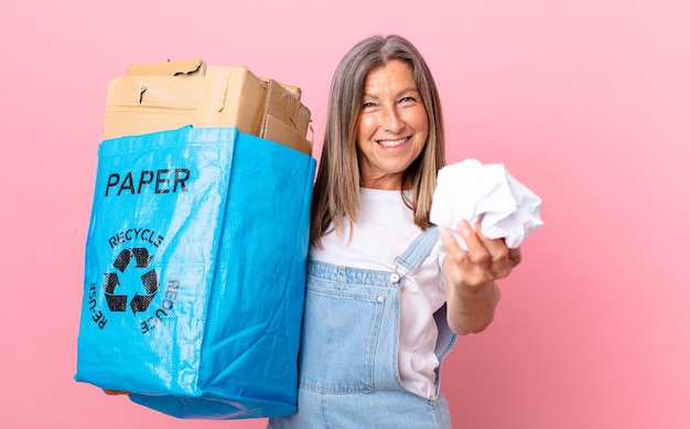 Papier de recyclage de jolie femme d'âge moyen