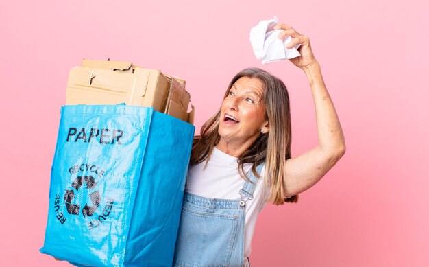 Papier de recyclage de jolie femme d'âge moyen