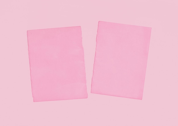 Papier rose déchiré Deux moitiés d'une feuille