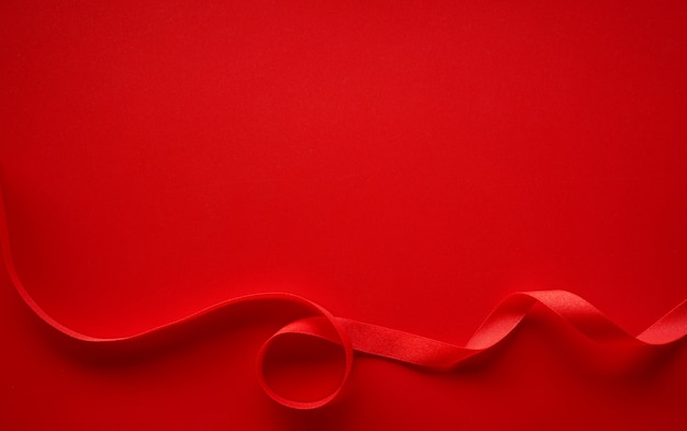 Papier rouge avec cadre en ruban de satin rouge Fond d'amour ou de cadeau