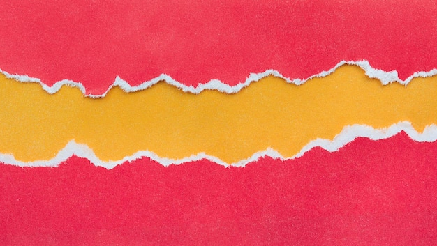 papier rouge déchiré avec un substrat orange