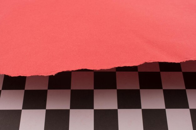 Papier rouge et motif à carreaux noir et blanc