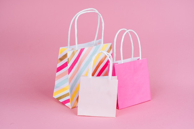 Papier Sacs Shopping Ou Cadeau Sur Fond Rose Avec Copie Spaсe. Concept Vente, Shopping, Vendredi Noir.